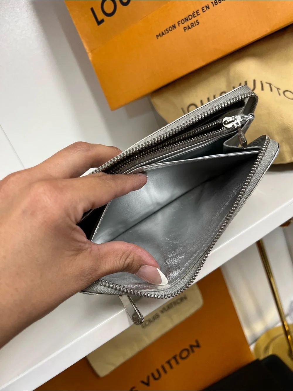🔥🔥 Louis Vuitton Metallic Silver Suhali Goatskin Zippy Wallet with dust bag